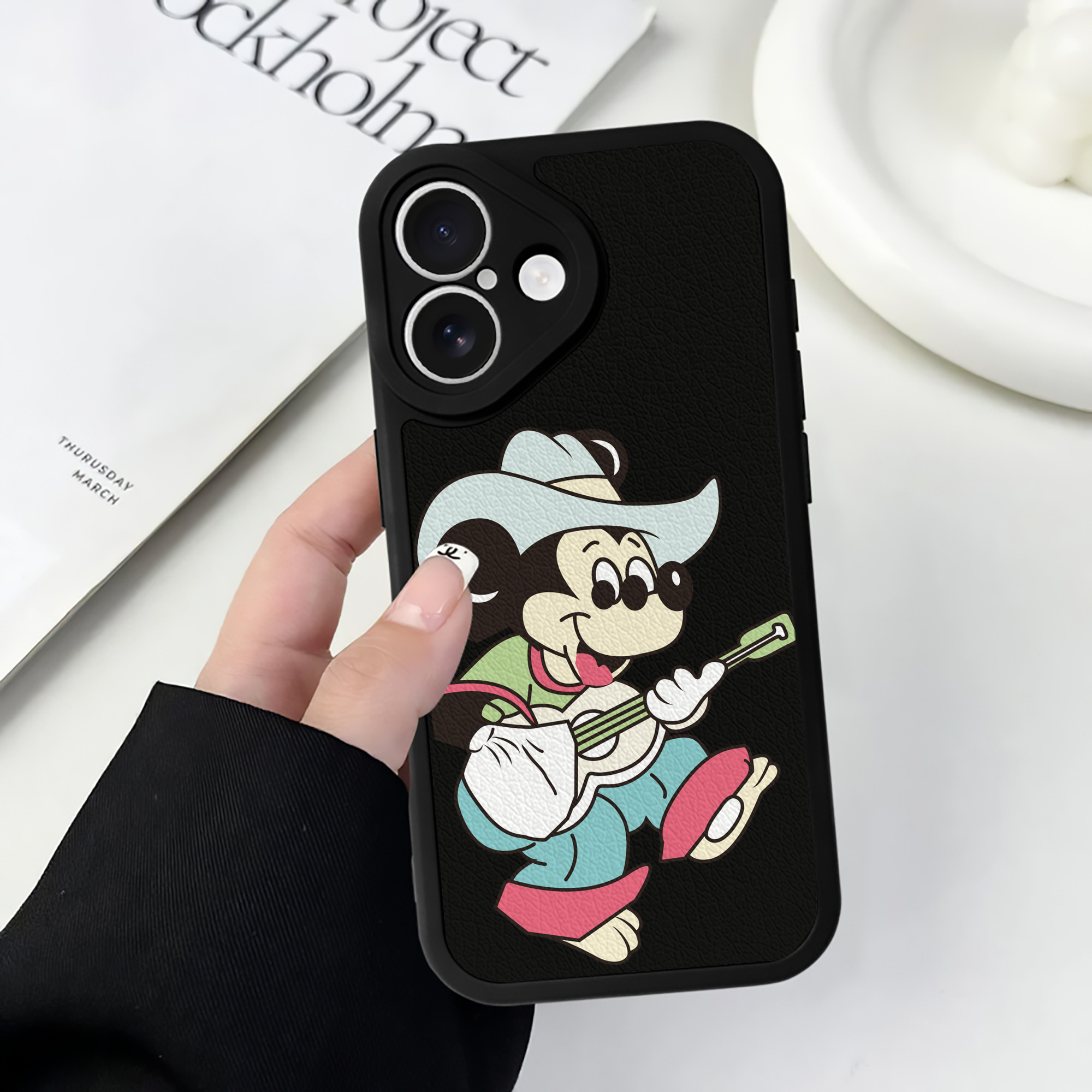 （画像用） ミッキーマウス Mickey Mouse 【iPhone 16シリーズ対応】シリコンスマホケース（レザー調） 材質：シリコン